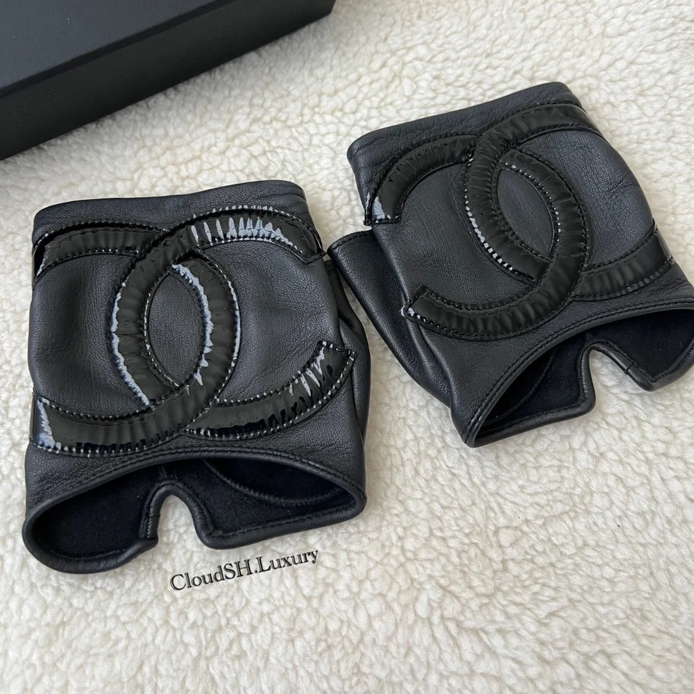 ❌❌ Chanel 17P Classic CC Logo Black Fingerless Gloves - Picture 2 of 9
